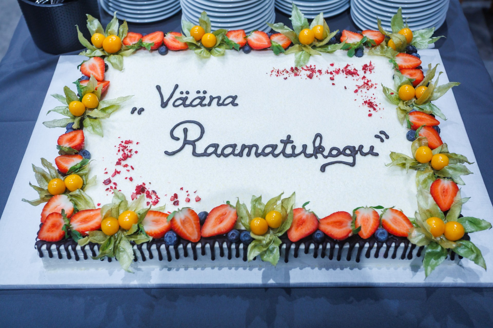 Vääna raamatukogu avamisürituse kook